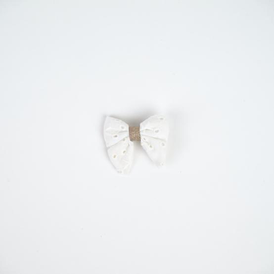 Barrette Mini Noeud Papillon broderie anglaise étoiles blanches
