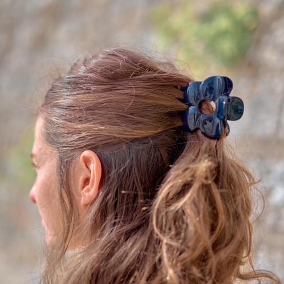 Grande pince fleur marine laqué