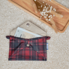Petite pochette enveloppe tartan rouge
