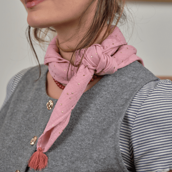 Petit foulard pompon gaze pois or rose thé