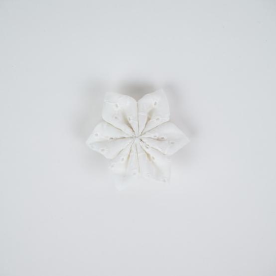 Barrette fleur étoile broderie anglaise étoiles blanches