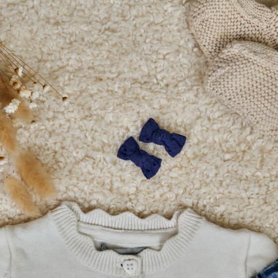 Barrettes clic-clac petits noeuds broderie anglaise marine