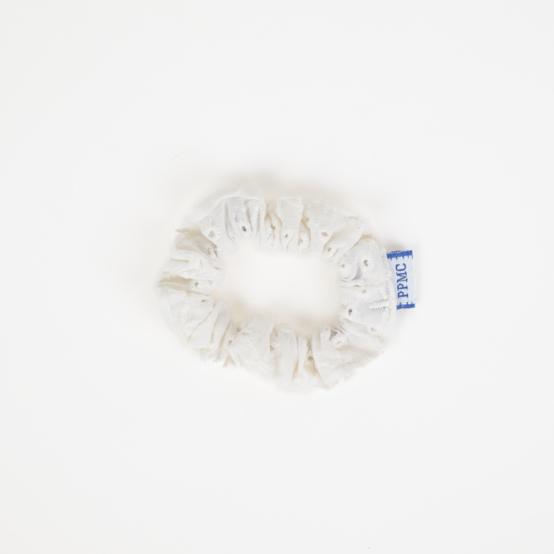 Mini Chouchou broderie anglaise étoiles blanches