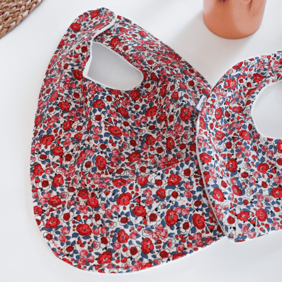 Bavoir tissu plastifié rouge corolle