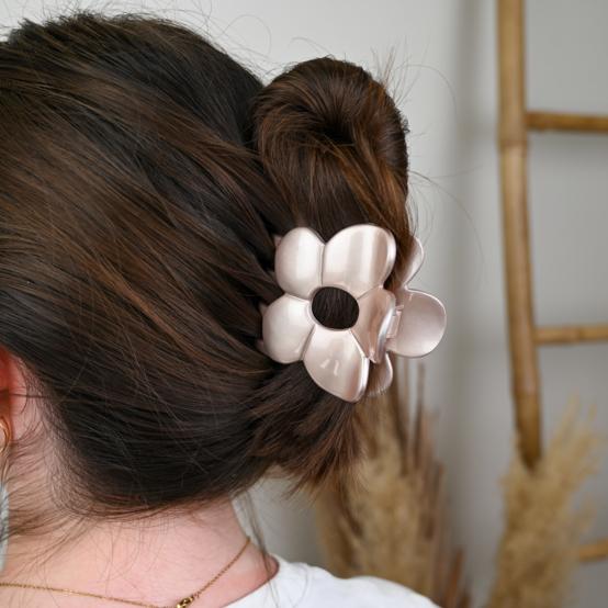 Grande pince fleur beige glossy
