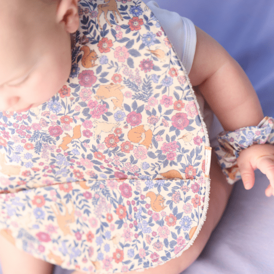 Bavoir tissu plastifié comptine enchantée rose