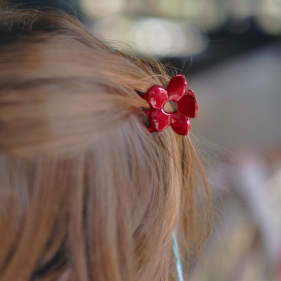 Petite pince fleur rouge glossy