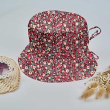 Chapeau de soleil enfant tapis rouge