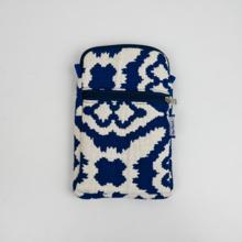 Pochette téléphone matelassée jacquard bleu