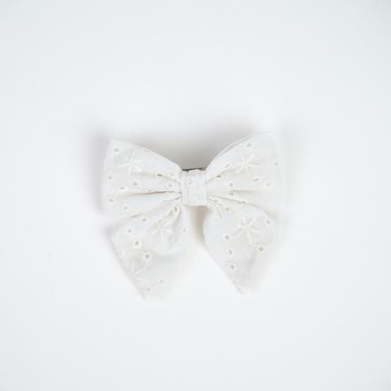 Barrette noeud papillon broderie anglaise étoiles blanches