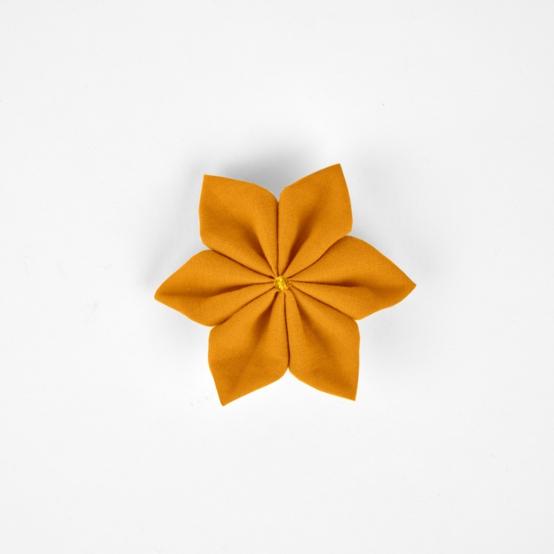 Barrette fleur étoile 4 ochre