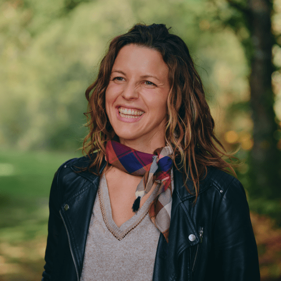 Petit foulard pompon tartan lurex rubis