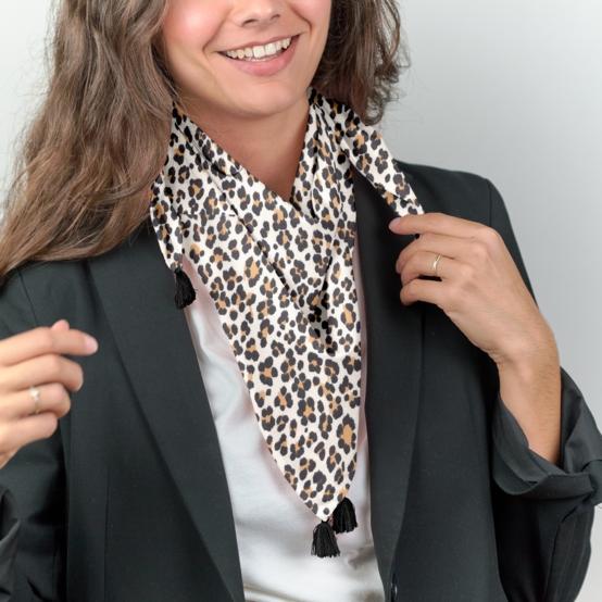 Petit foulard pompon leopard