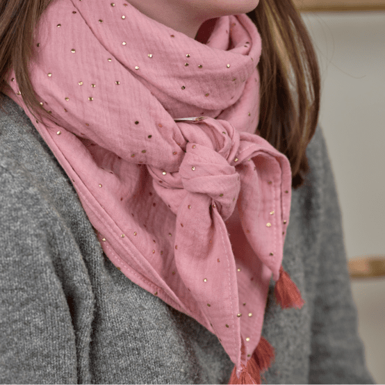 Foulard pompon gaze pois or rose thé