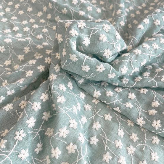 Tissu coton au mètre ex2500 broderie fleurie vert d'eau