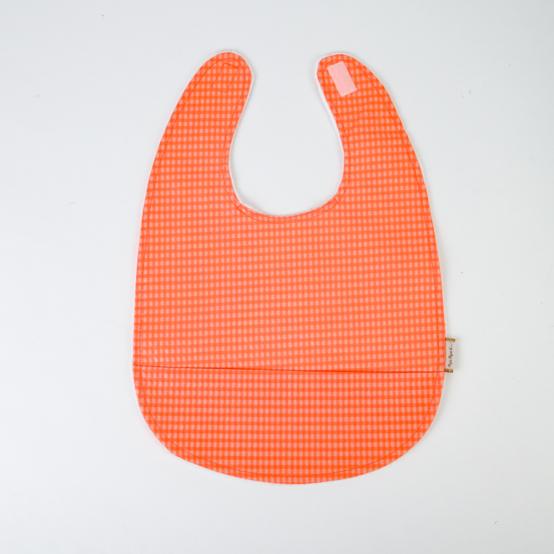 Bavoir tissu plastifié vichy orange fluo
