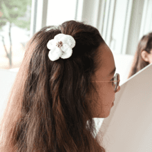 Petite Barrette Pétales de Fleur broderie anglaise