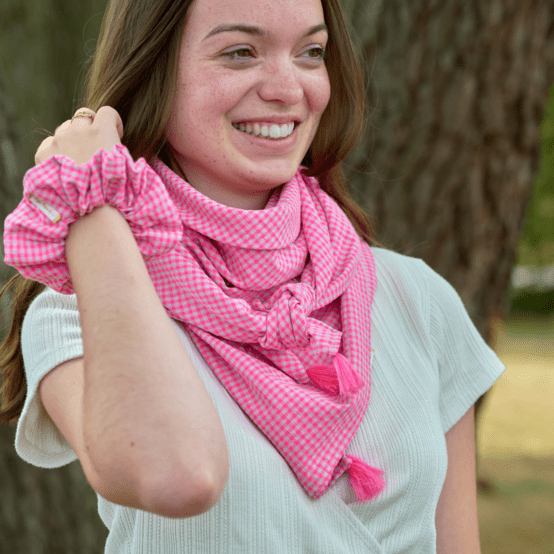 Foulard pompon vichy rose fluo