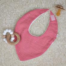 Bavoir bandana gaze pois or rose sorbet