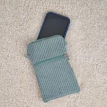 Pochette téléphone matelassée velours côtelé lichen