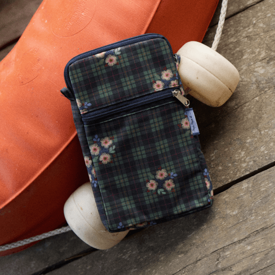 Pochette téléphone matelassée tartan fleuri