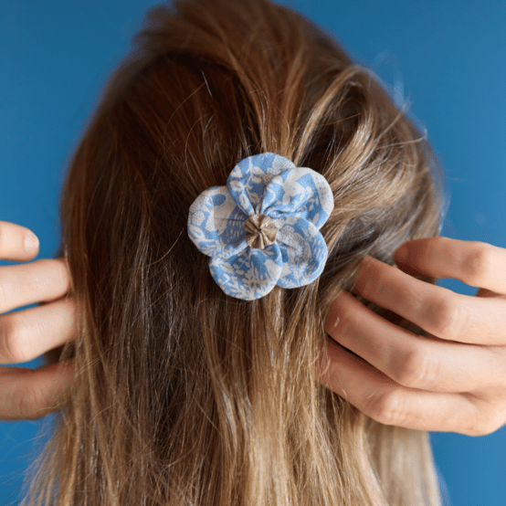 Petite Barrette Pétales de Fleur toile de biche