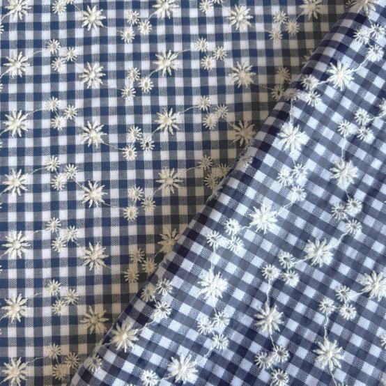 Tissu enduit au mètre vichy brodé marine