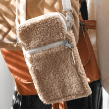 Pochette téléphone matelassée moumoute camel