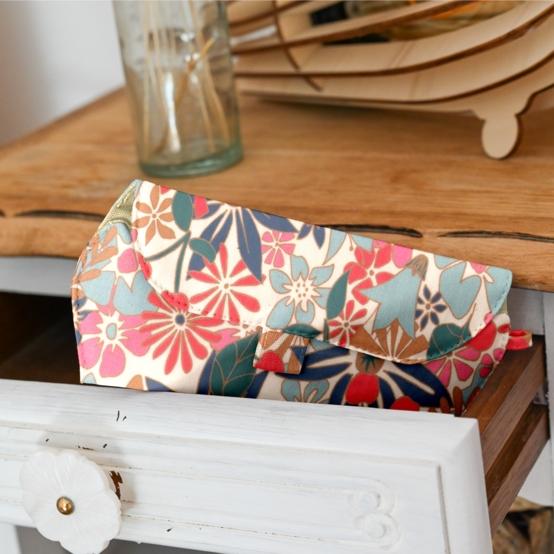 Etui à lunettes cerise en fleur