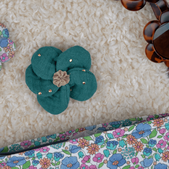 Mini Barrette Pétales de Fleur gaze pois or eucalyptus