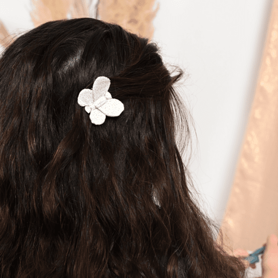 Barrette petit papillon  blanc pailleté