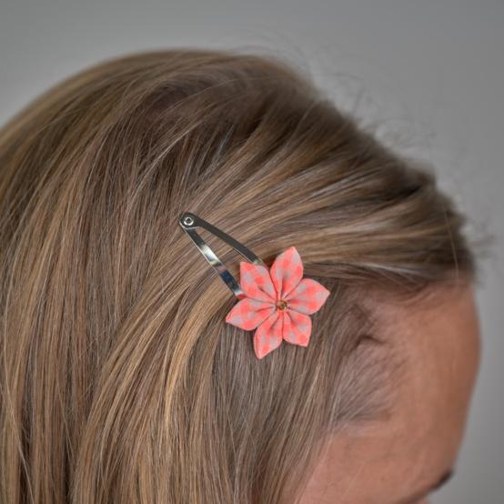 Barrette clic-clac fleur étoile vichy orange fluo