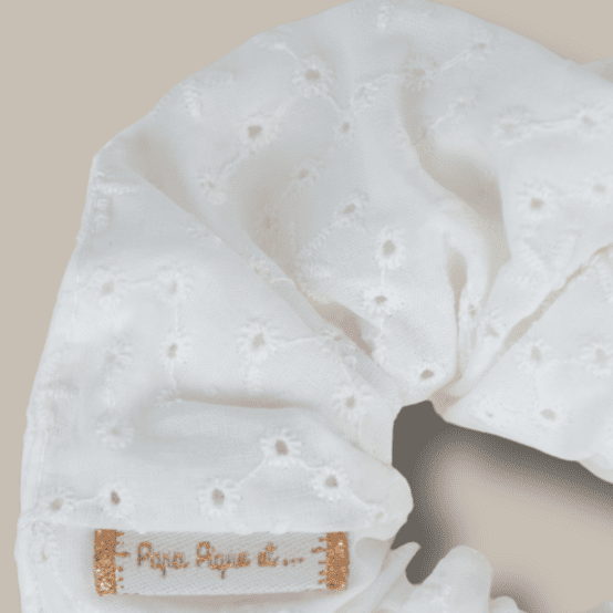 Chouchou broderie anglaise étoiles blanches