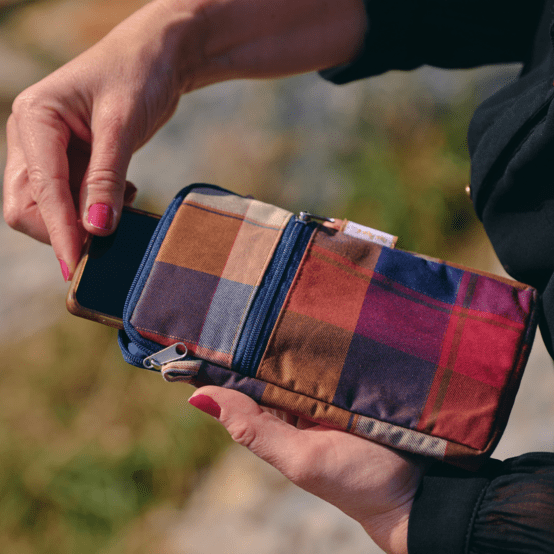 Pochette téléphone matelassée tartan lurex rubis