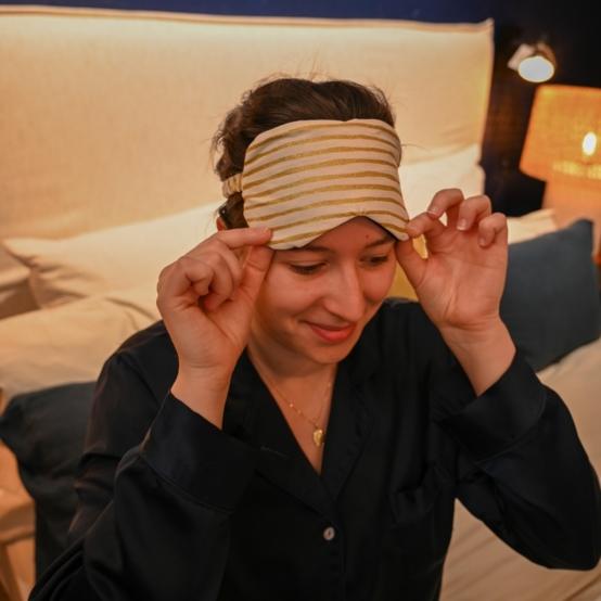 Masque de nuit rayé or blanc