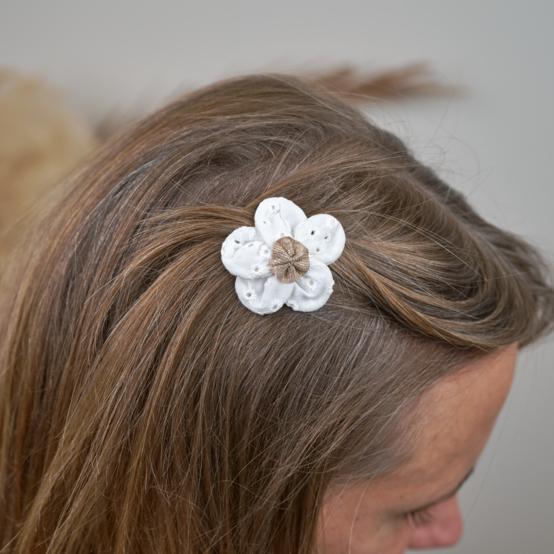 Mini Barrette Pétales de Fleur broderie anglaise étoiles blanches
