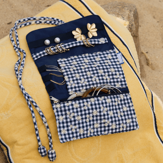 Pochette à bijoux vichy brodé marine