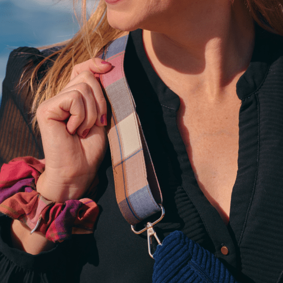 Bandoulière étroite tartan lurex rubis