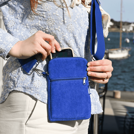 Pochette téléphone matelassée eponge bleu navy