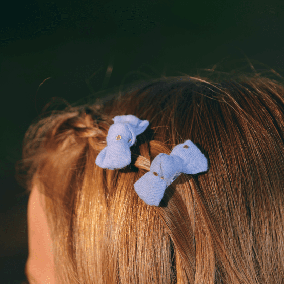 Barrettes clic-clac petits noeuds gaze pois or bleu baltique