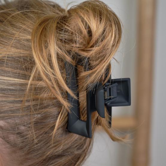 Grande pince rectangle noir mat