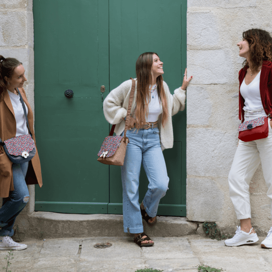 Rabat besace carré grand romance fleurie