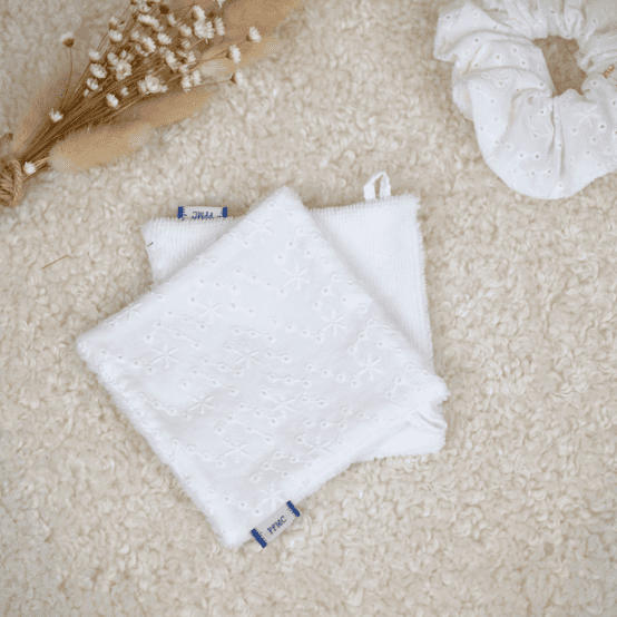 Carré Démaquillant Lavable broderie anglaise étoiles blanches