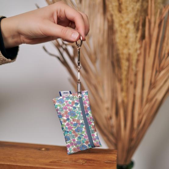 Pochette porte-clés pastel fleuri