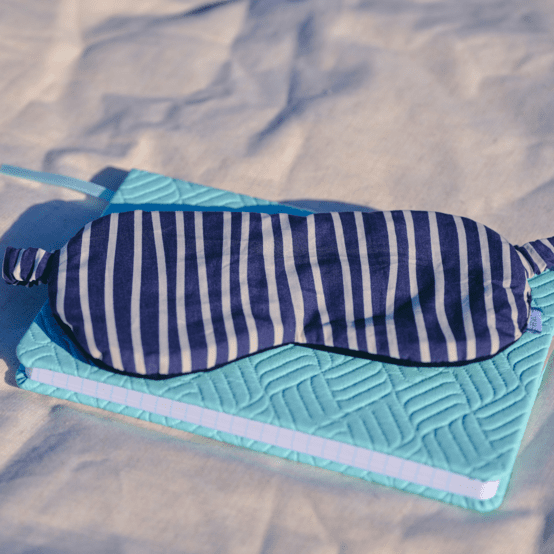 Masque de sommeil rayé ivoire marine