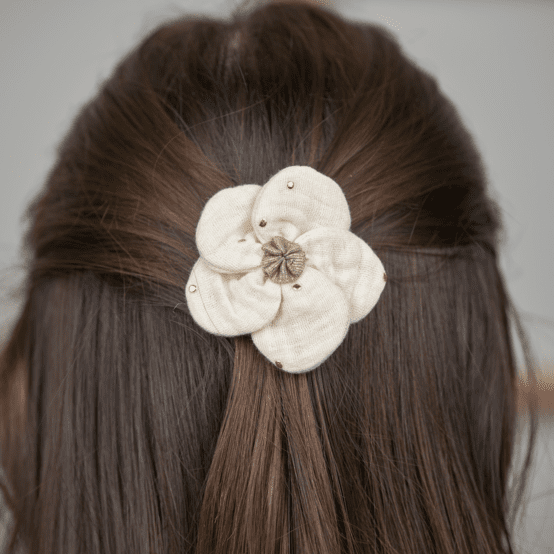 Petite Barrette Pétales de Fleur gaze pois or écru