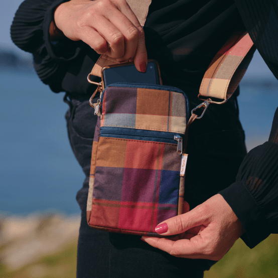 Pochette téléphone matelassée tartan lurex rubis