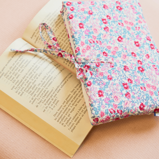 Petite pochette à livre ou liseuse rose grenadine