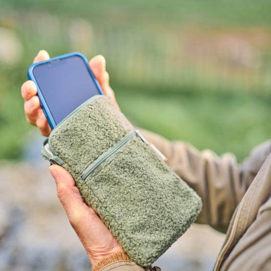 Pochette téléphone matelassée moumoute kaki