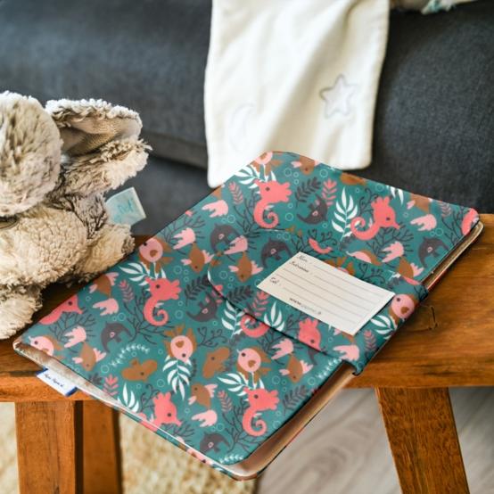 Protège carnet de santé sous l'océan